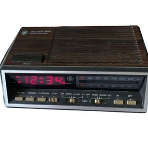 General Electric GE Model 7-4616B Two Wake Times FM/AM Clock Radio